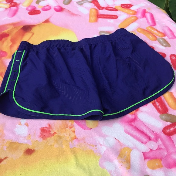 🔥Under Armour woman’s large shorts🏖 - Picture 3 of 5